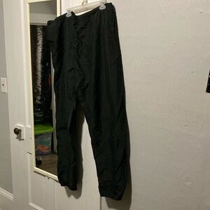 Black snow pants with side pockets